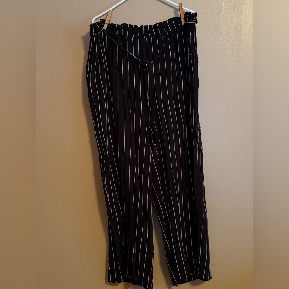 Preloved in excellent condition
LuLaRoe Pants Size 3X Black with white stripes